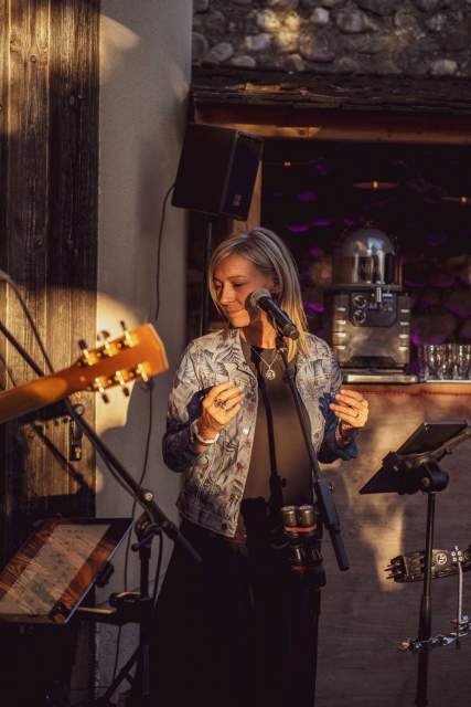 Animation avec chanteuse et guitare, restaurant gastronomique Le Clos du Château proche d'Annecy 