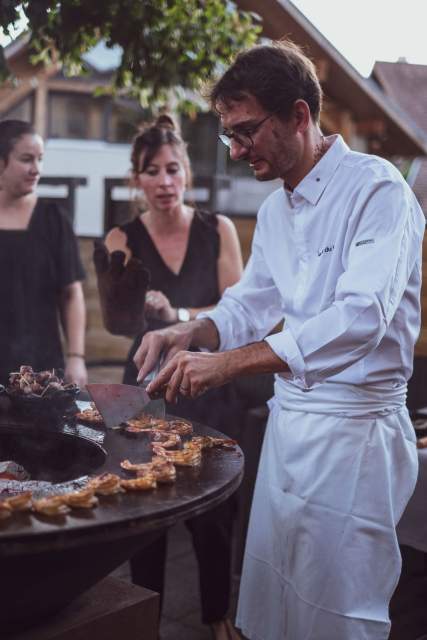 Apéritif en extérieur et chef du restaurant gastronomique Le Clos du Château proche d'Annecy 