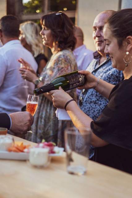 Apéritif en extérieur, restaurant gastronomique Le Clos du Château proche d'Annecy 